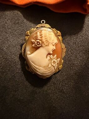 Vintage Cameo Pendant Necklace in Cream and Gold